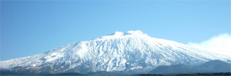 Vista dell'Etna innevata che sovrasta Bronte